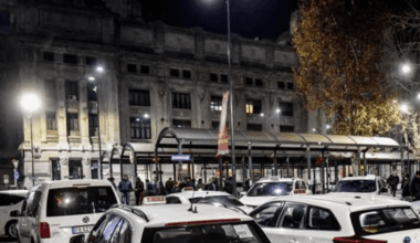 Autista Uber inseguito da due tassisti con due clienti a bordo, gettato a terra e picchiato a pugni e calci: «Dicevano "infame", le mie clienti terrorizzate»
