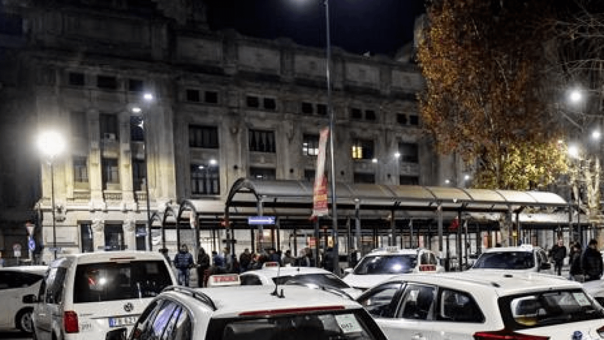 Autista Uber inseguito da due tassisti con due clienti a bordo, gettato a terra e picchiato a pugni e calci: «Dicevano "infame", le mie clienti terrorizzate»