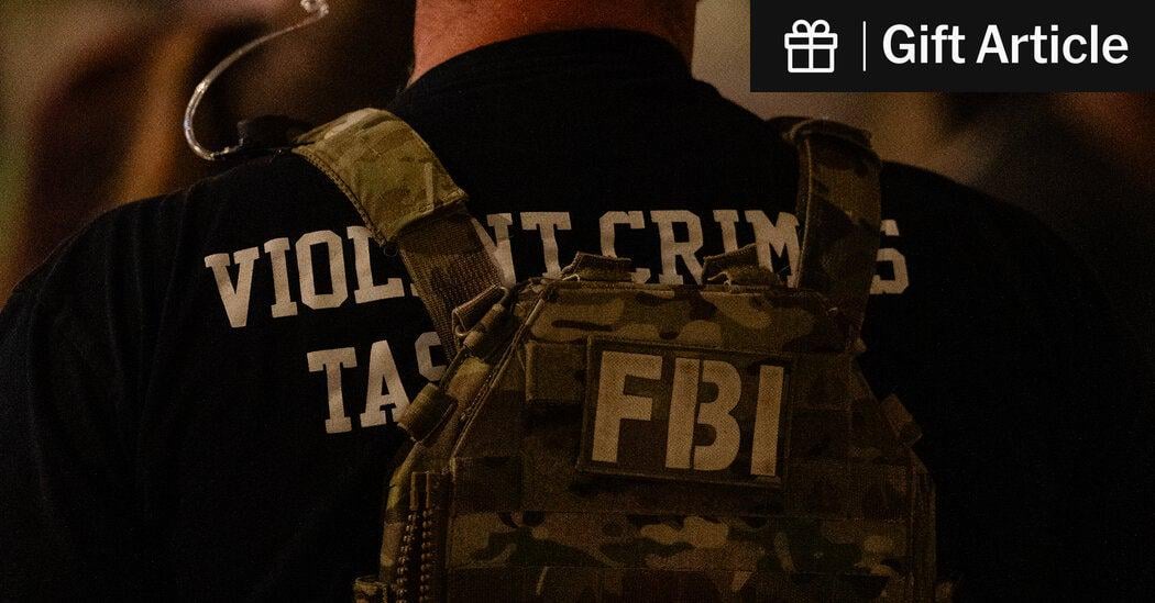 F.B.I. Plans to Lower Recruiting Standards, Alarming Agents
