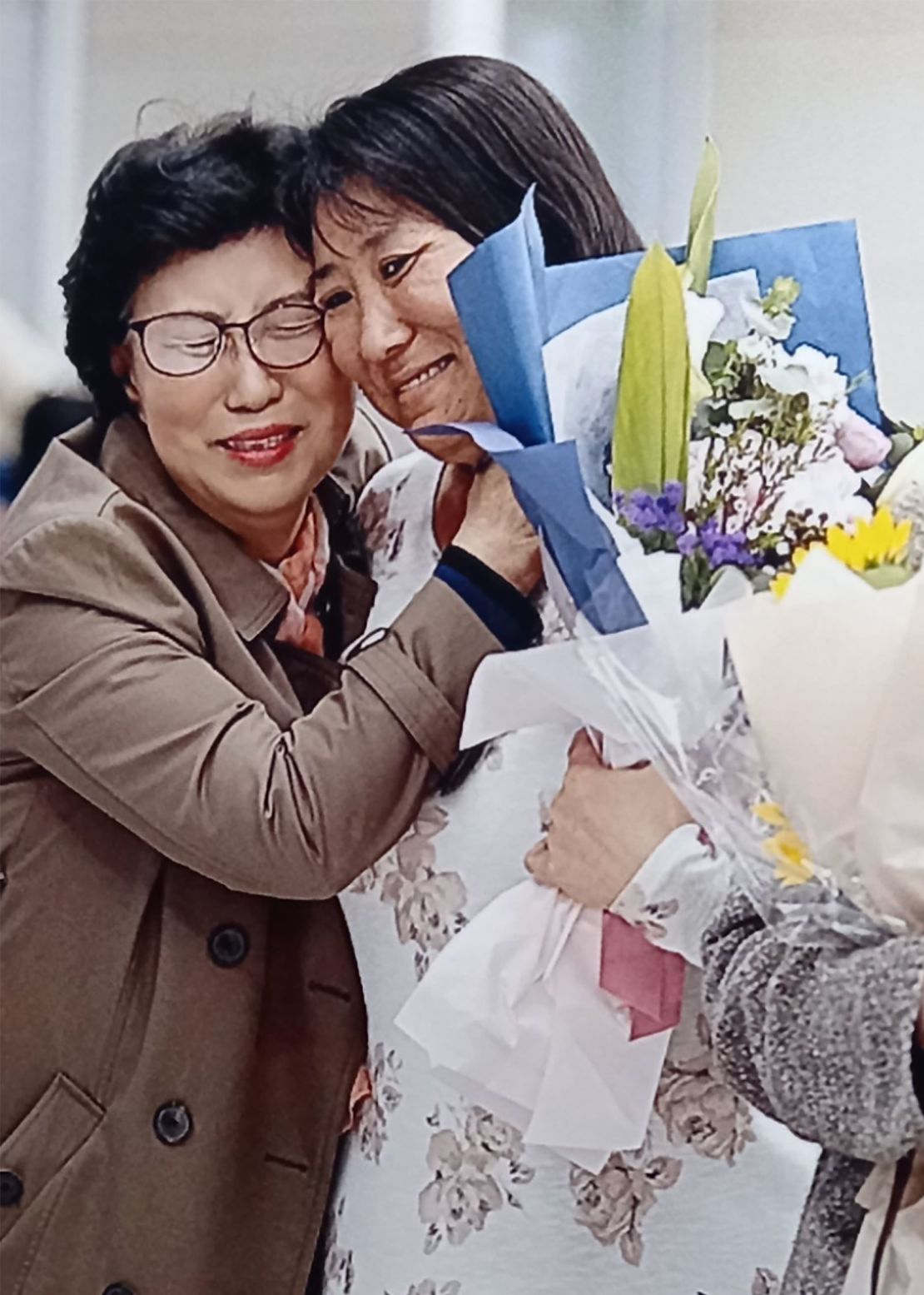 After 44 years apart, Han and Bender reunited at Incheon International Airport in 2019.