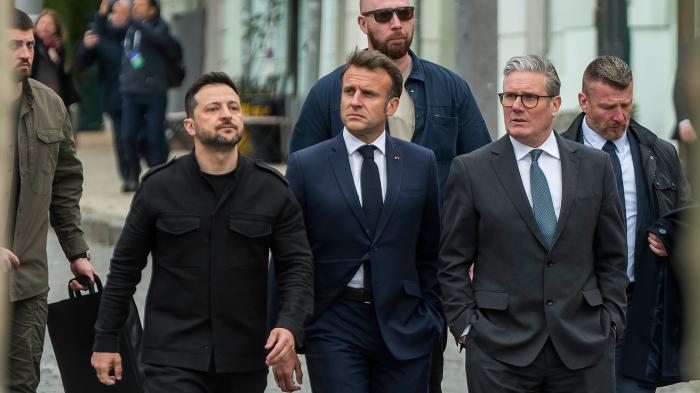 Der ukrainische Präsident Wolodymyr Zelensky, der französische Präsident Emmanuel Macron und der britische Premierminister Keir Starmer gehen durch das Zentrum von Kiew.