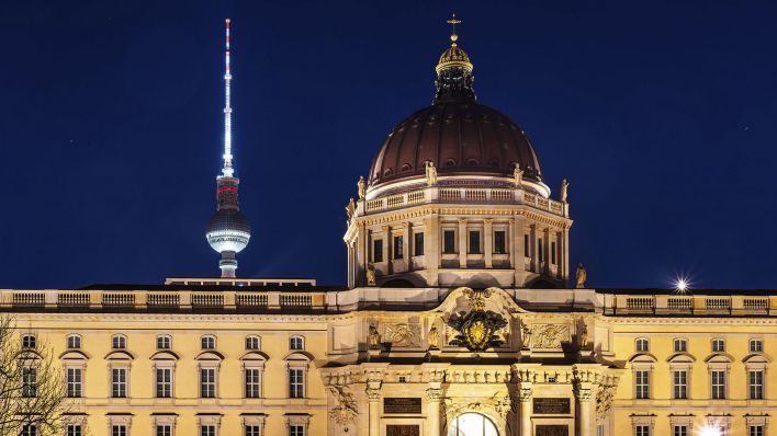Symbolbild:Fassade des Berliner Humboldtforums und Fernsehturm am Abend.(Quelle:picture alliance/imagebroker/K.-H-Spremberg)