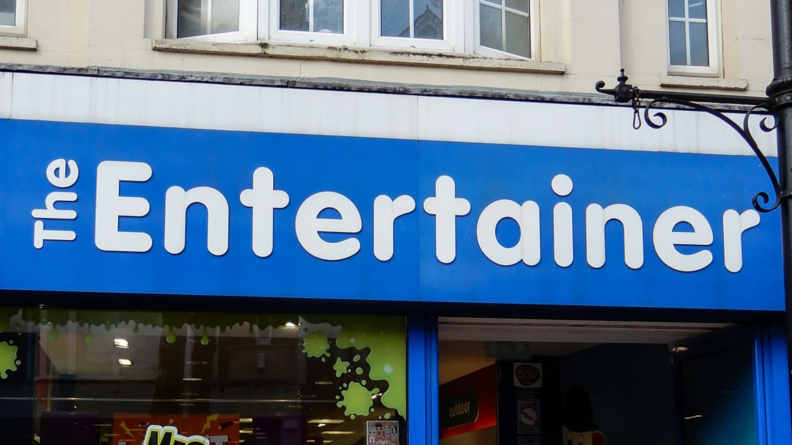 The shop front of a The Entertainer store in Reading. Pic: iStock
