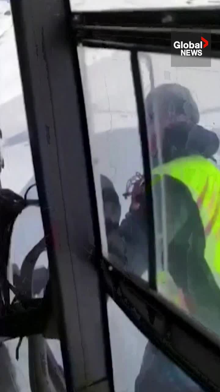 Click to play video: 'Riders rescued after chairlift collapses at Pyrenees ski resort in Spain'