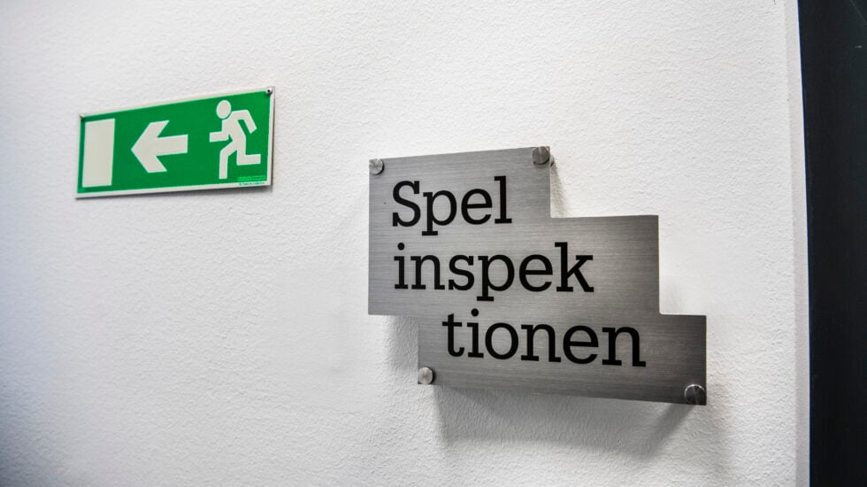 Två spelbolag förbjuds omedelbart att rikta spel mot Sverige