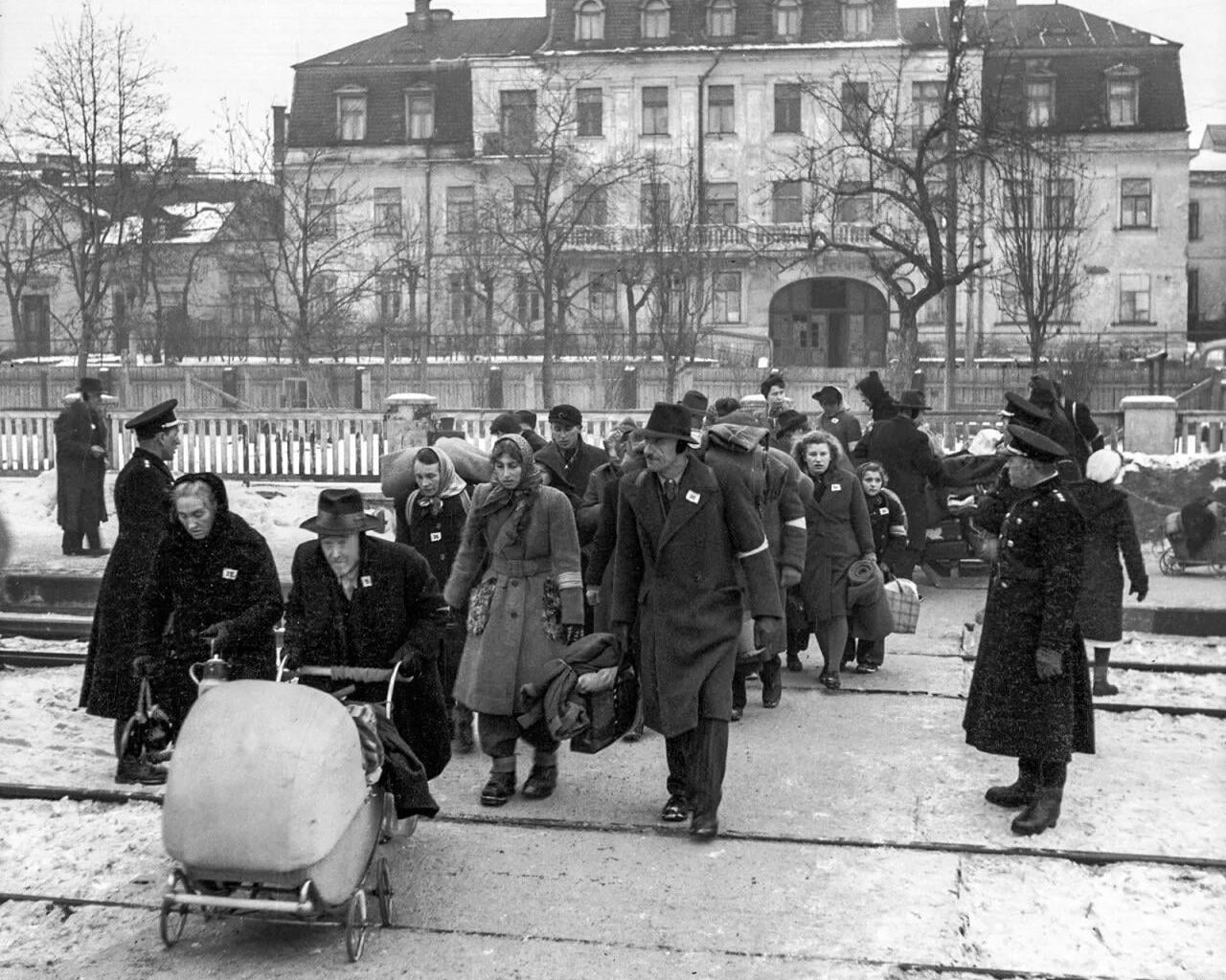 Photo of postwar deportations of ethnic Germans from Czechoslovakia. They wear an “N” on their clothes that stands for “Němec,” which means German. (January 1946)(1280x1206)