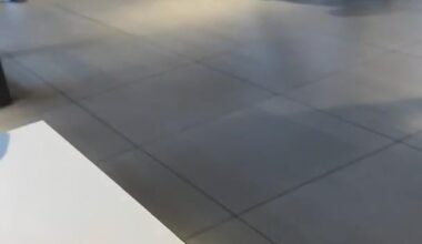 Hej Reddit nu behöver jag eran hjälp! Min mobil blev nyligen stulen och jag hittade ett 3 sekunders klipp på min iCloud som laddades upp igår kl 21:04 på McDonalds som jag inte har tagit. Skulle någon här råka känna igen vilken McDonalds det är?