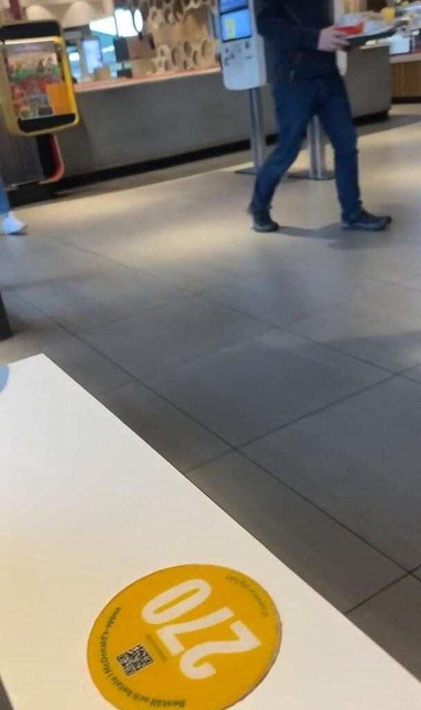 Hej Reddit nu behöver jag eran hjälp! Min mobil blev nyligen stulen och jag hittade ett 3 sekunders klipp på min iCloud som laddades upp igår kl 21:04 på McDonalds som jag inte har tagit. Skulle någon här råka känna igen vilken McDonalds det är?