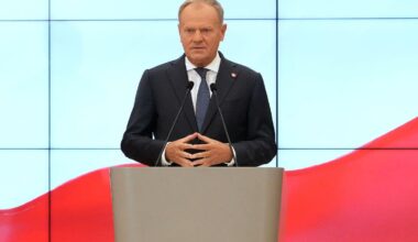 [Euronews] Almost half of Poles believe that Prime Minister Donald Tusk should resign, according a poll conducted just days before president-elect Karol Nawrocki's inauguration.