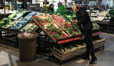 People shop at a supermarket in Frankfurt, Germany. (Photo: Xinhua/VNA)