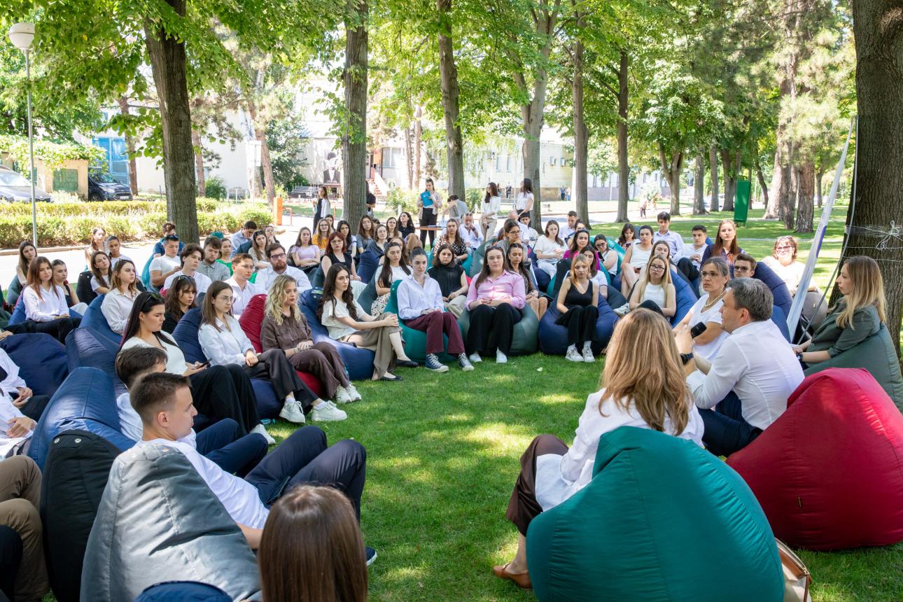 The Prime Minister, in discussion with EU-Government interns: "A generation thanks to which Moldova grows"