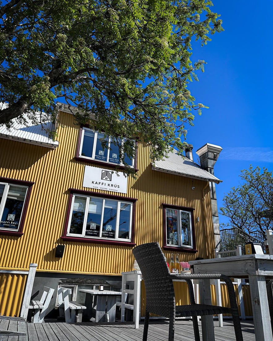 Kaffi Krus in Selfoss, featuring outdoor seating under a tree.