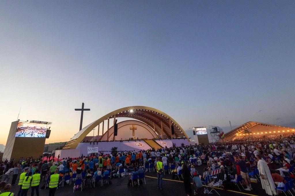 Hundreds of thousands of youth and pilgrims gather ahead of a vigil at Tor Vergata, Rome, Saturday, Aug. 2, 2025. Credit: Daniel Ibáñez/CNA