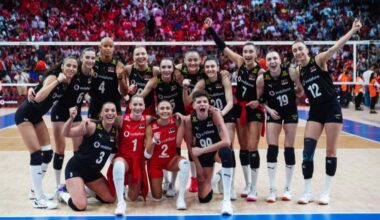 Players of Turkiye celebrate victory at the end of the FIVB Womens Nations League (VNL) 2nd week volleyball match against South Korea, Istanbul, Türkiye, June 21, 2025. (AA Photo)