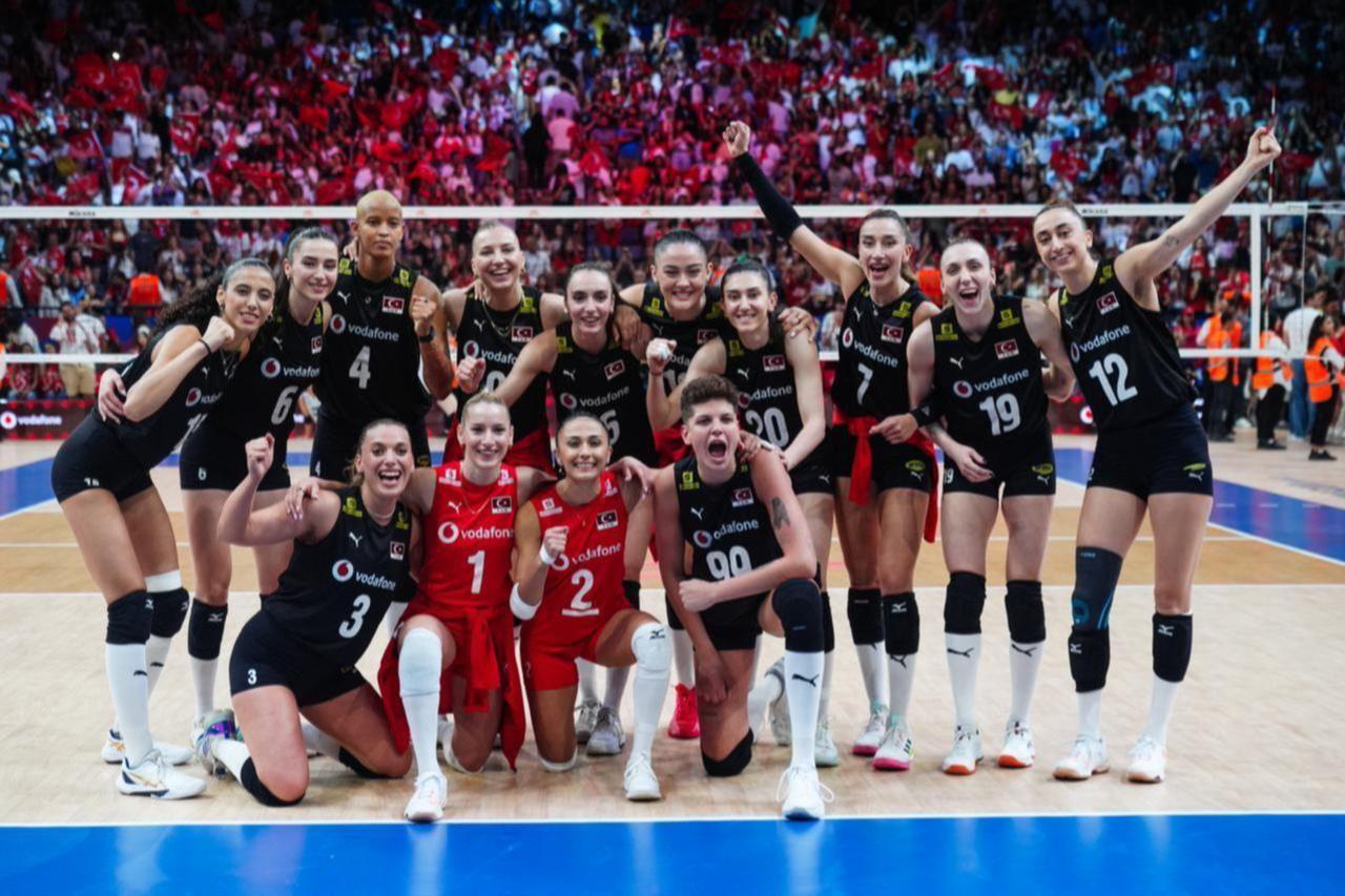 Players of Turkiye celebrate victory at the end of the FIVB Womens Nations League (VNL) 2nd week volleyball match against South Korea, Istanbul, Türkiye, June 21, 2025. (AA Photo)
