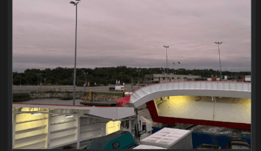 Parkige praamil ikka nii lähedale, et andurid piuksuma hakkavad. Täiega närvi ajavad need ennast täis jobud, kes kahemeetrised vahed jätavad. Kõnniteele saate otsa lasta küll, aga vaat praamil peab 2,2m vahet jätma.