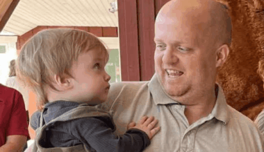 Far og et-årig søn latterliggjort i sommerland