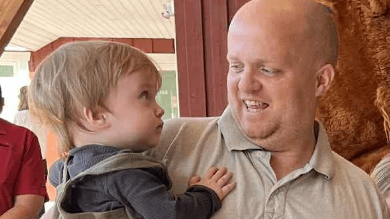 Far og et-årig søn latterliggjort i sommerland