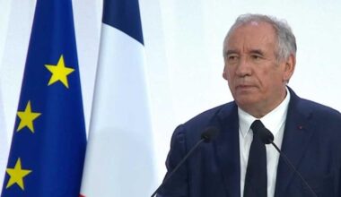 François Bayrou prévient : la France « est en danger immédiat » face au surendettement