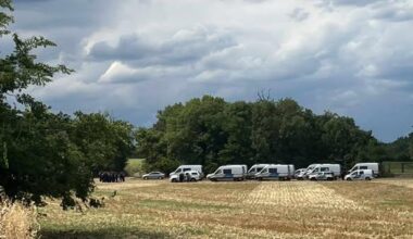 Komoly rendőrségi készültség van már most Hatvanpusztánál, ahova 16 órától tüntetést szervezett Hadházy Ákos független képviselő.  - Kontroll.hu fotó