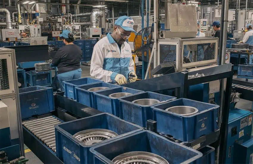Makendy, un refugiado haitiano en México, trabaja en su turno en Exedy Dynax, una empresa japonesa que fabrica autopartes en Aguascalientes, México, después de haber participado en el Programa de Integración Local.