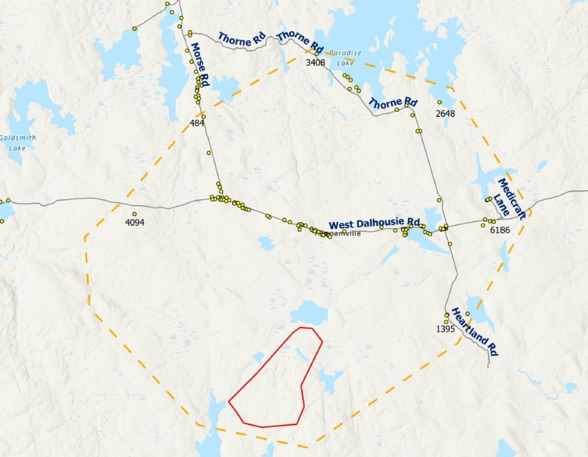 A map shows a dotted yellow line indicating the evacuation zone and a red line showing the perimeter of the Long Lake fire near West Dalhousie, N.S.