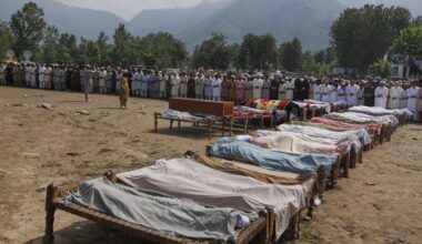 Flash floods kill hundreds in Pakistan