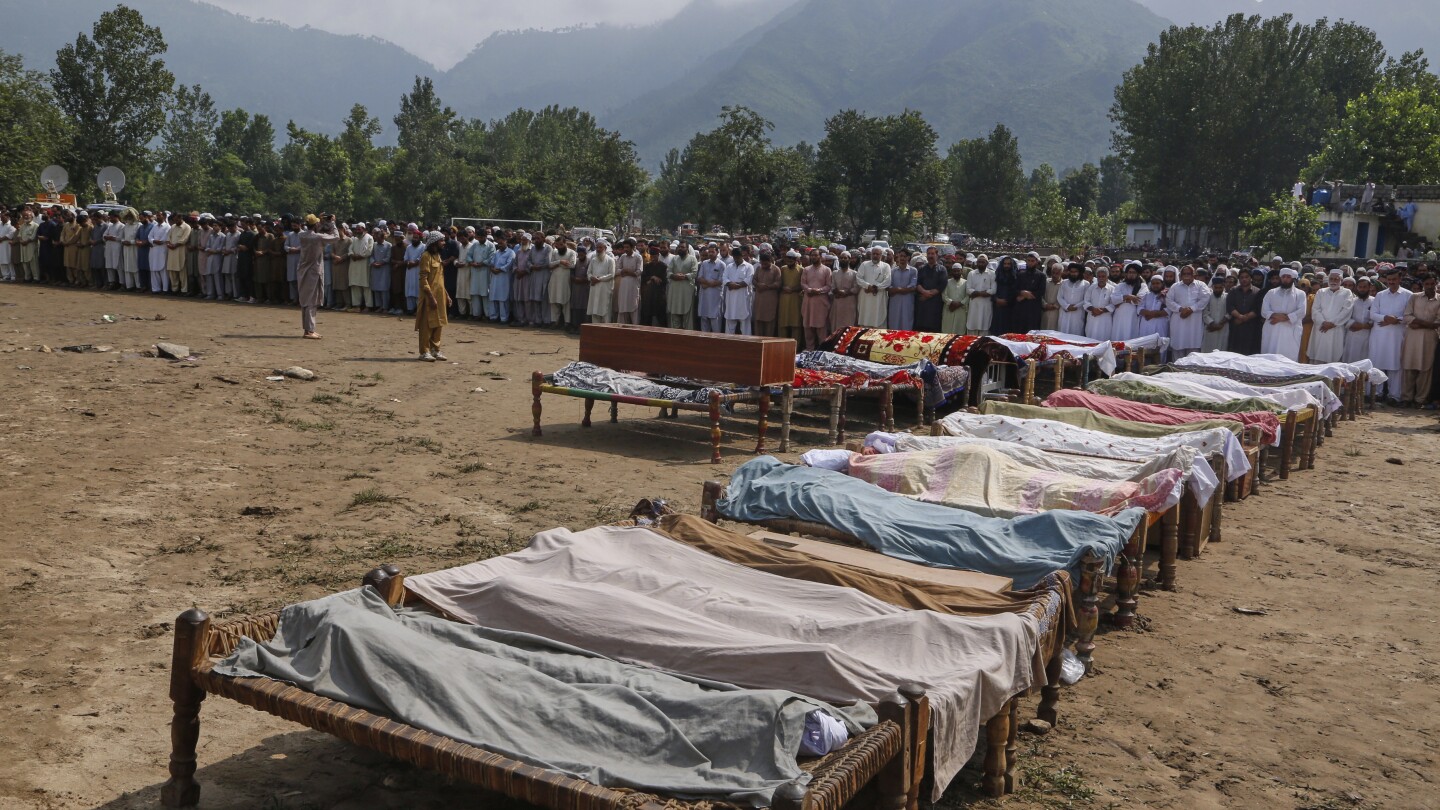 Flash floods kill hundreds in Pakistan