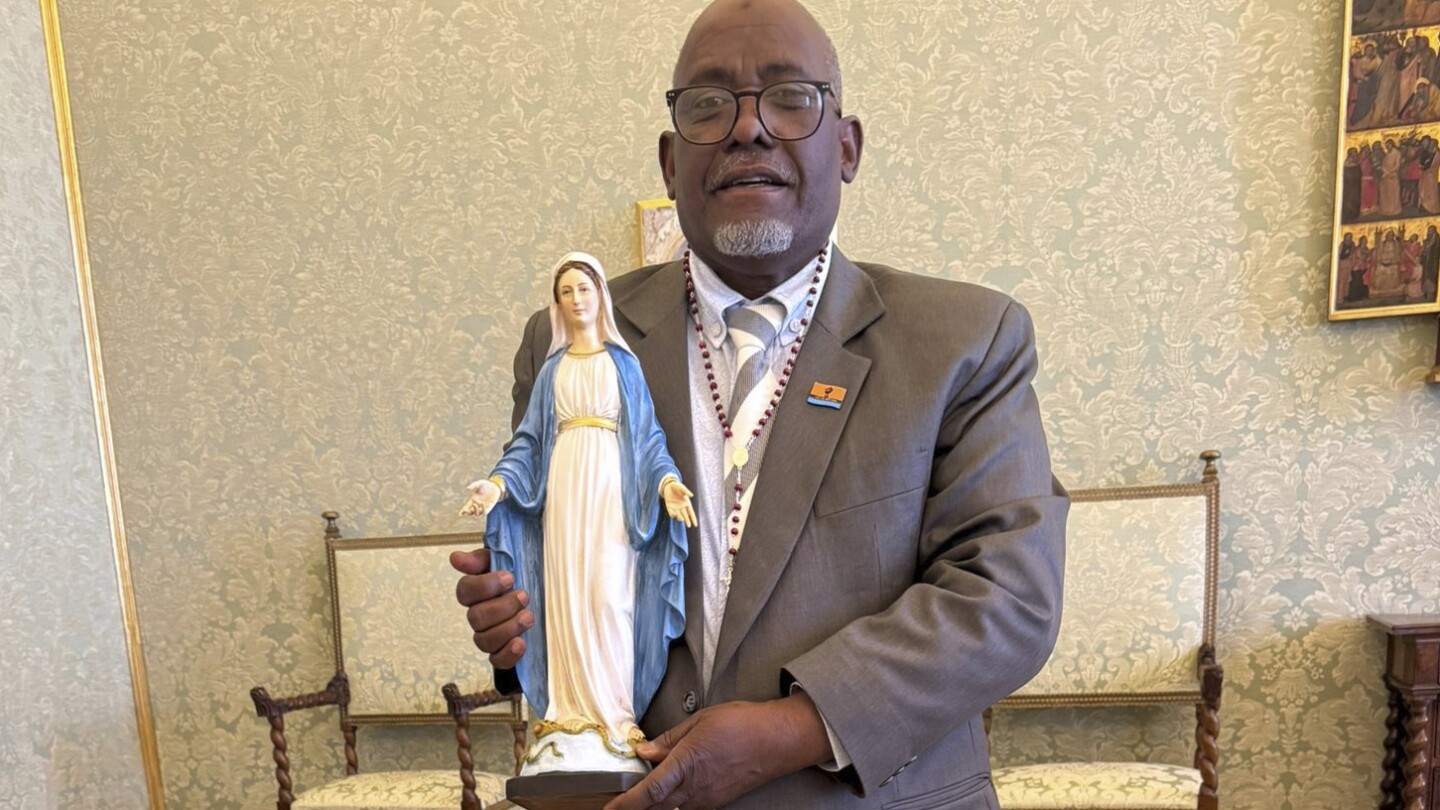 Pope affirms right of people to return home after unjust exile in meeting with Chagos refugees
