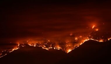 ‘Unseasonable' heat causing severe conditions in Los Angeles region, new wildfires