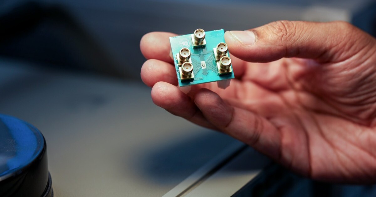 Cornell's new chip mimics brain with analog technology