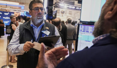 Wall Street holds at a standstill near its record heights