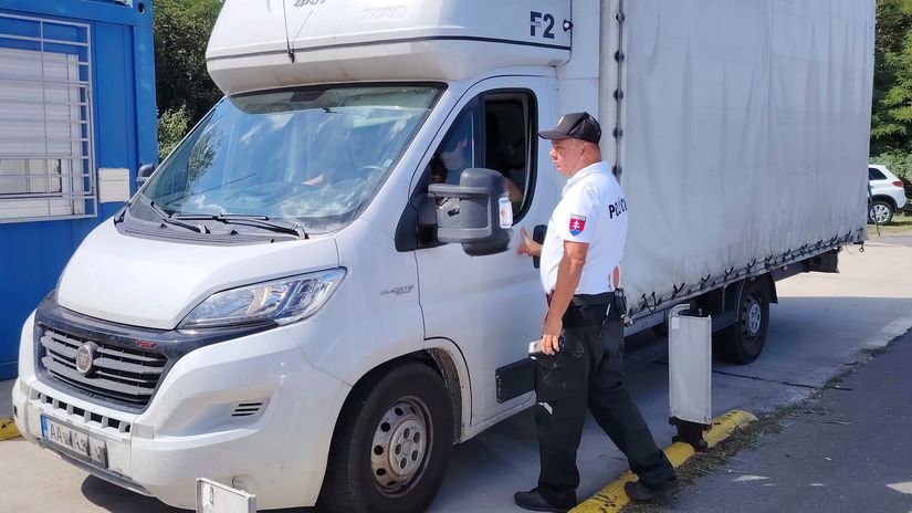 Váženie nákladiakov pri obci Pôtor.