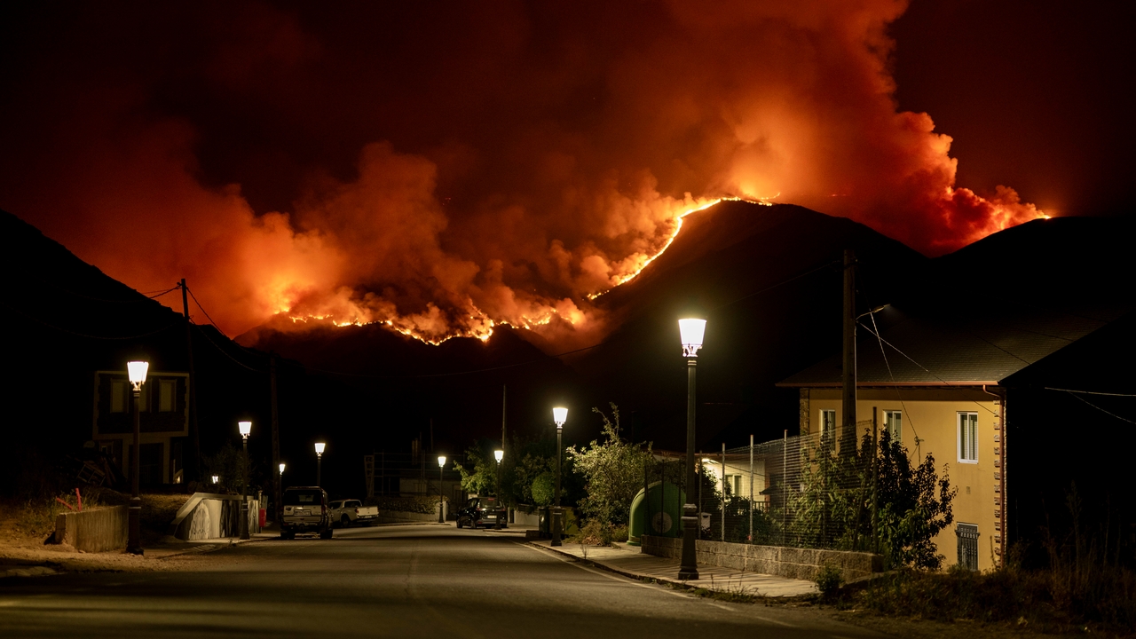 14 fuegos continúan activos y la Aemet avisa de peligro "extremo" en el norte y el este