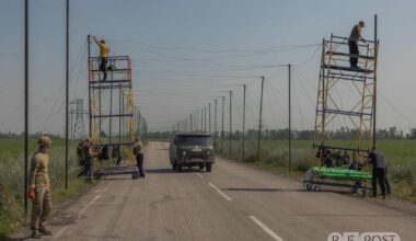 The Ukrainian Armed Forces are using fishing nets to catch Russian FPV drones. Some are handmade by Ukrainians, others are donated by European fishermen. It’s a simple and low-cost solution that’s proven effective: enemy attacks drop significantly along routes covered by the nets.
