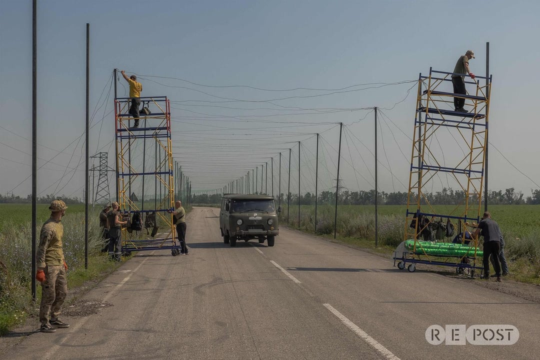 The Ukrainian Armed Forces are using fishing nets to catch Russian FPV drones. Some are handmade by Ukrainians, others are donated by European fishermen. It’s a simple and low-cost solution that’s proven effective: enemy attacks drop significantly along routes covered by the nets.