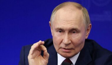 Russian economy meltdown warning as Putin faces petrol shortage