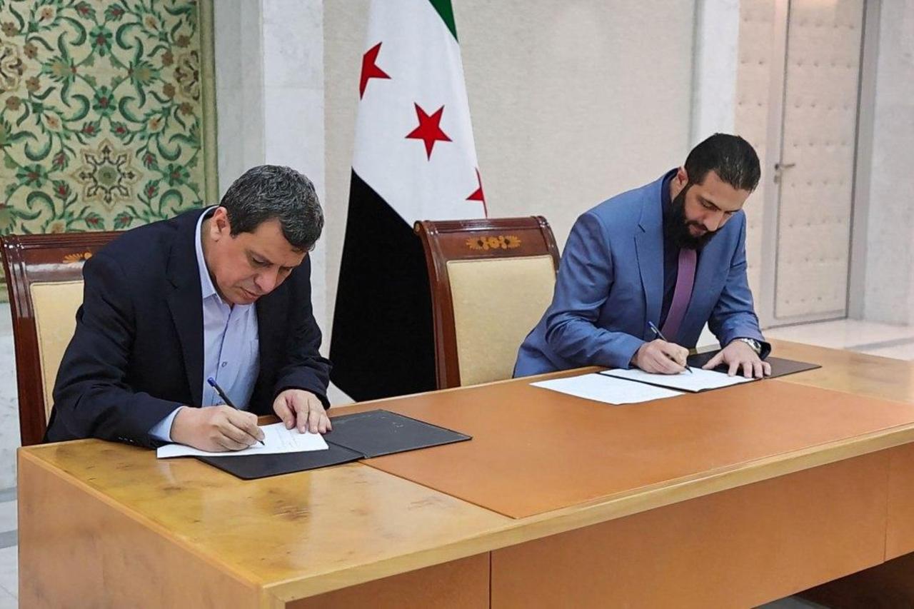 Syria's interim president Ahmed al-Sharaa (R) and terrorist YPG-dominated SDF ringleader Mazloum Abdi sign an agreement in the Syrian capital Damascus, March 10, 2025. (AFP Photo)