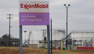 Q2 profits at Exxon Mobil and Chevron dip to lowest level in 4 years on subdued energy prices