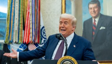 Trump orders federal regulators to probe alleged bank discrimination against conservatives