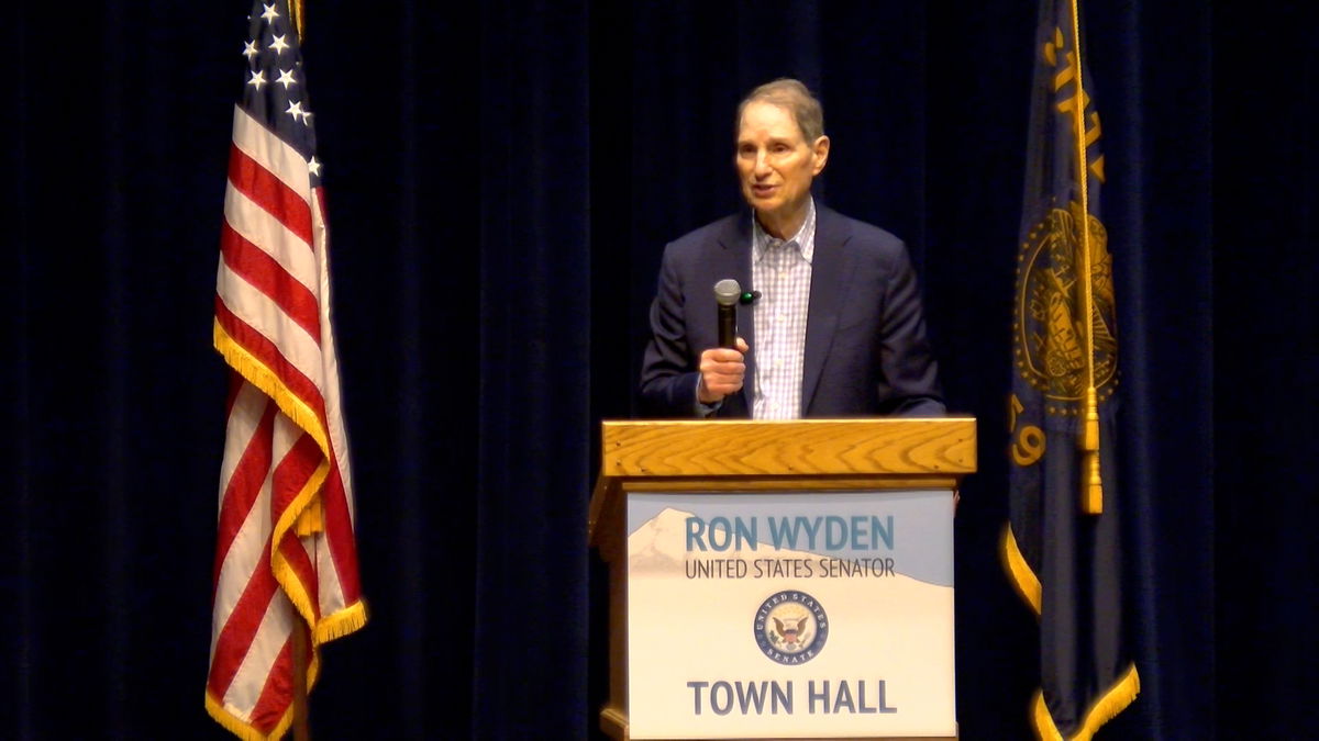 Political polarization to Gaza: Senator Wyden takes questions from passionate audience in Madras town hall