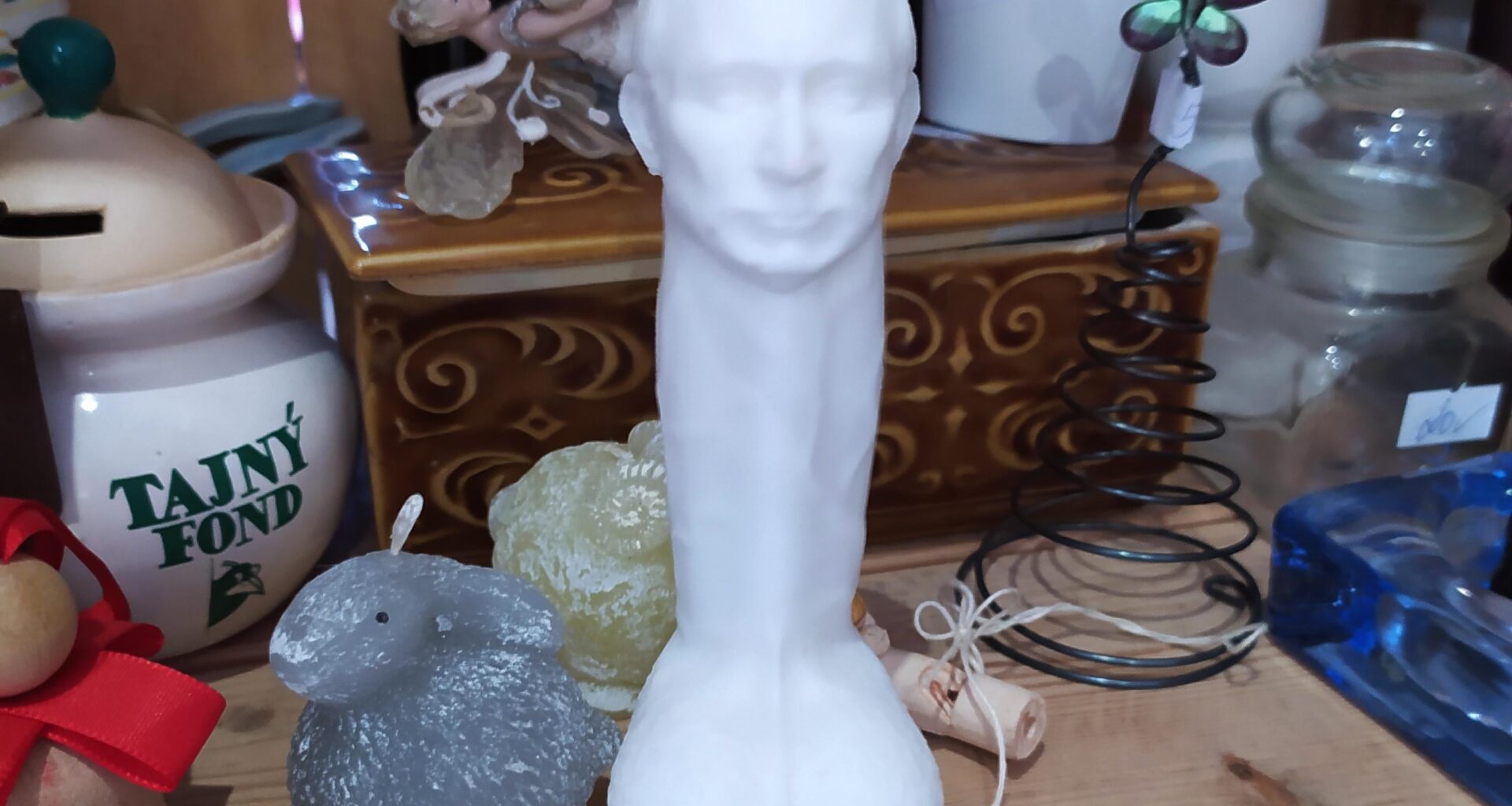 Mezitím v charitativní prodejně