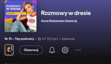 Prowadząca podcastu Rozmowy w dresie ma na zdjęciu jeansy