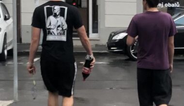 Nápis na tričku “Kill the Russian”