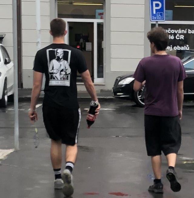 Nápis na tričku “Kill the Russian”