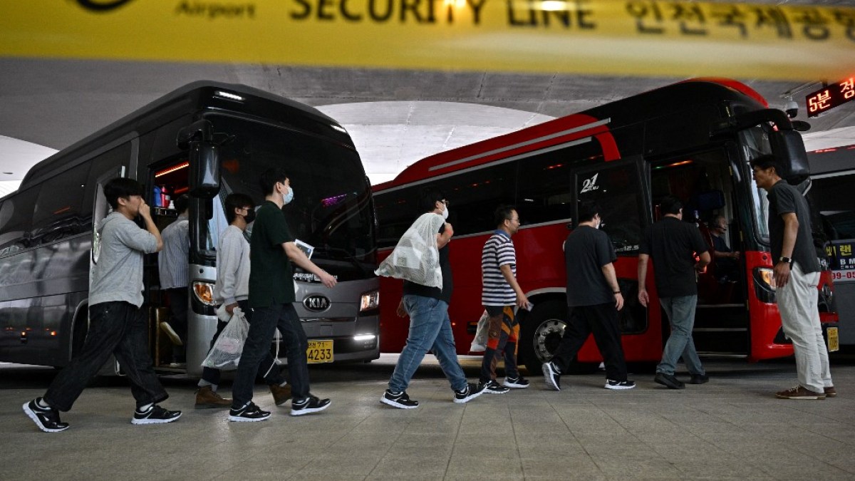 More than 300 South Korean workers return home after US immigration raid | Business and Economy News