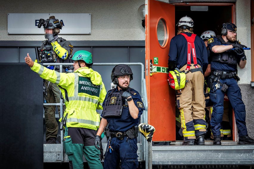 Polisen simulerar en skolattack för att träna lärare och blåljuspersonal mot pågående dödligt våld. En av de första poliserna som kom dit var Elias Sellin, som i vanliga fall arbetar som ingripande polis i Botkyrka (i mitten).