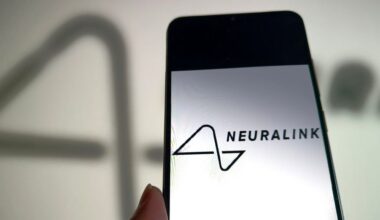 Musk’s Neuralink Targets Thought-to-Text Clinical Trial in October