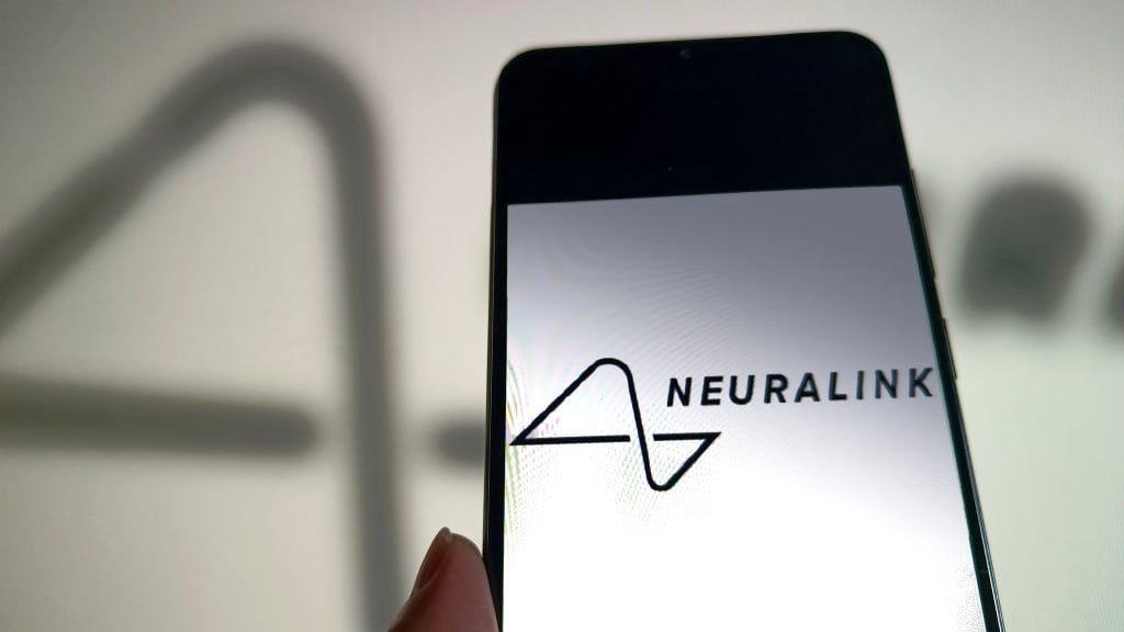 Musk’s Neuralink Targets Thought-to-Text Clinical Trial in October