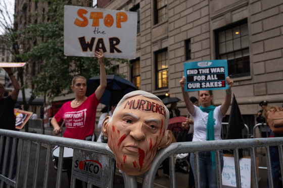 Protesters chant against the arrival of Israel's prime minister Benjamin Netanyahu during the 80th session of the United Nations General Assembly, Sept. 25, in New York. [AP/YONHAP]
